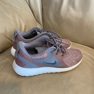 Nike women’s tennis shoes